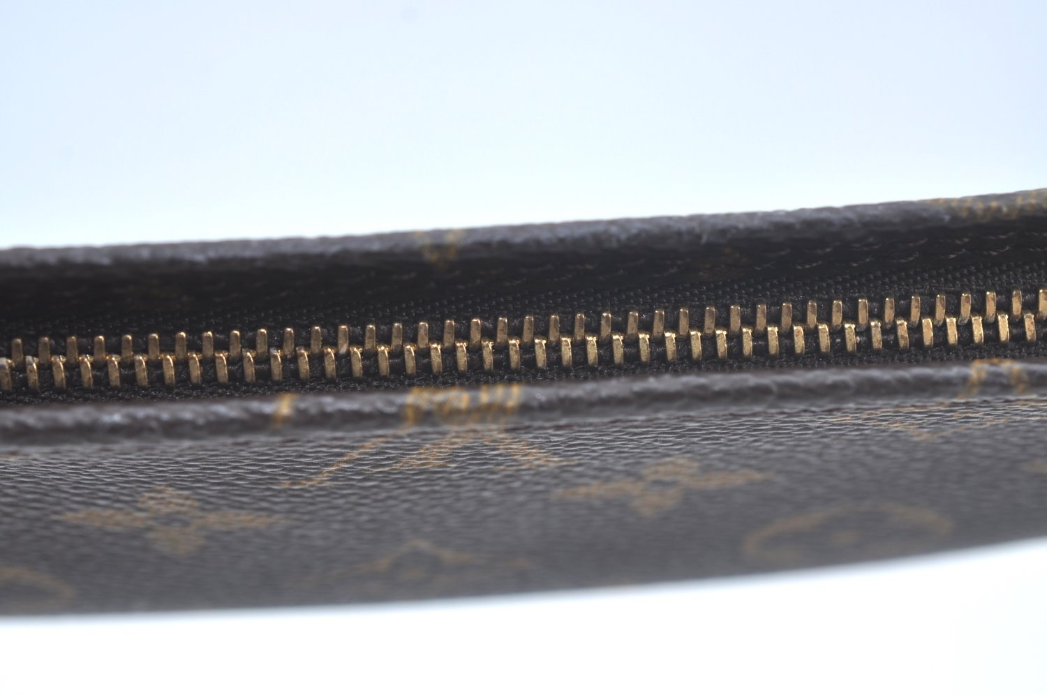 Authentic Louis Vuitton Monogram Pouch For Bucket GM LV L0237