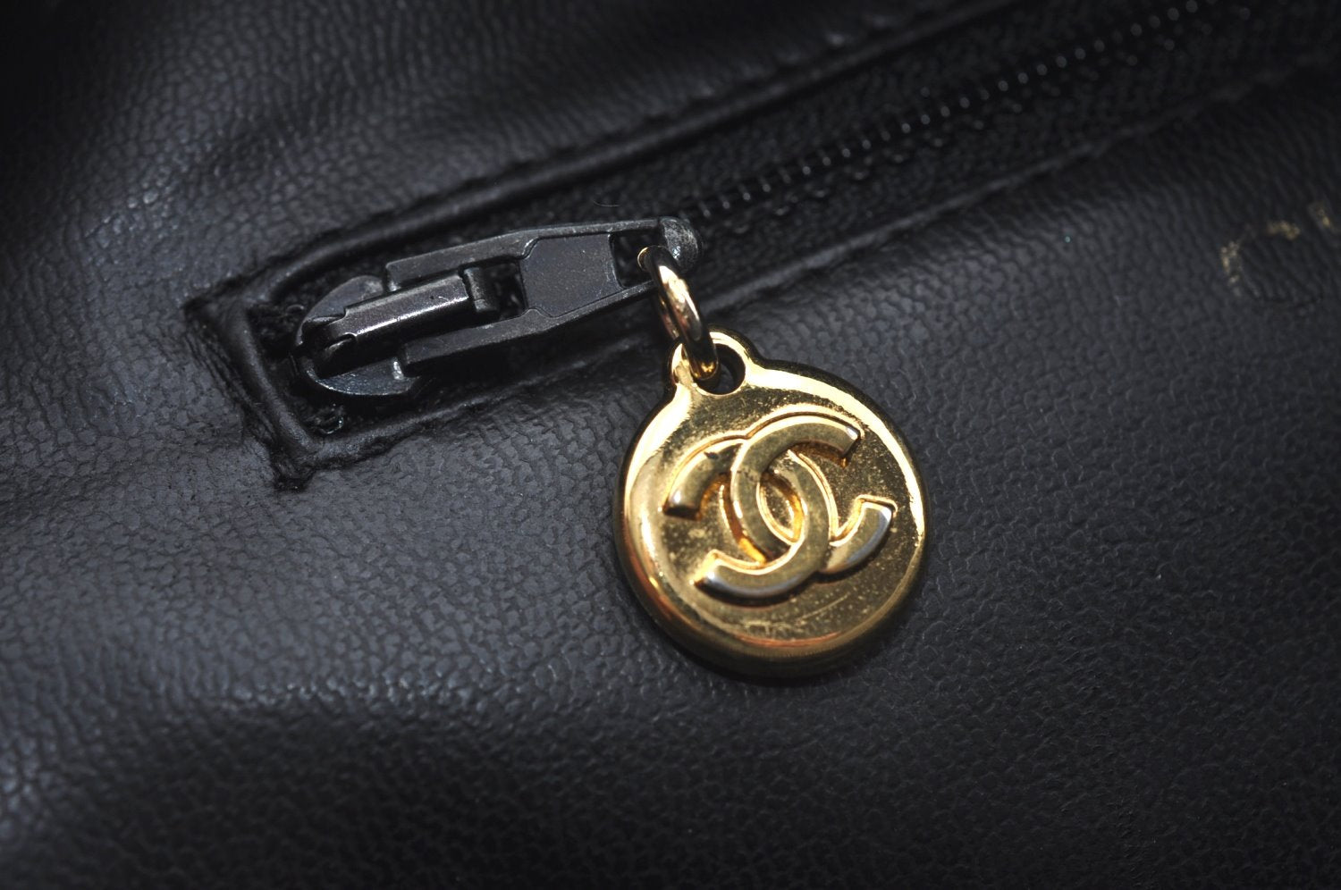 Authentic CHANEL Caviar Skin CC Logo Cosmetic Pouch Purse Black L0257