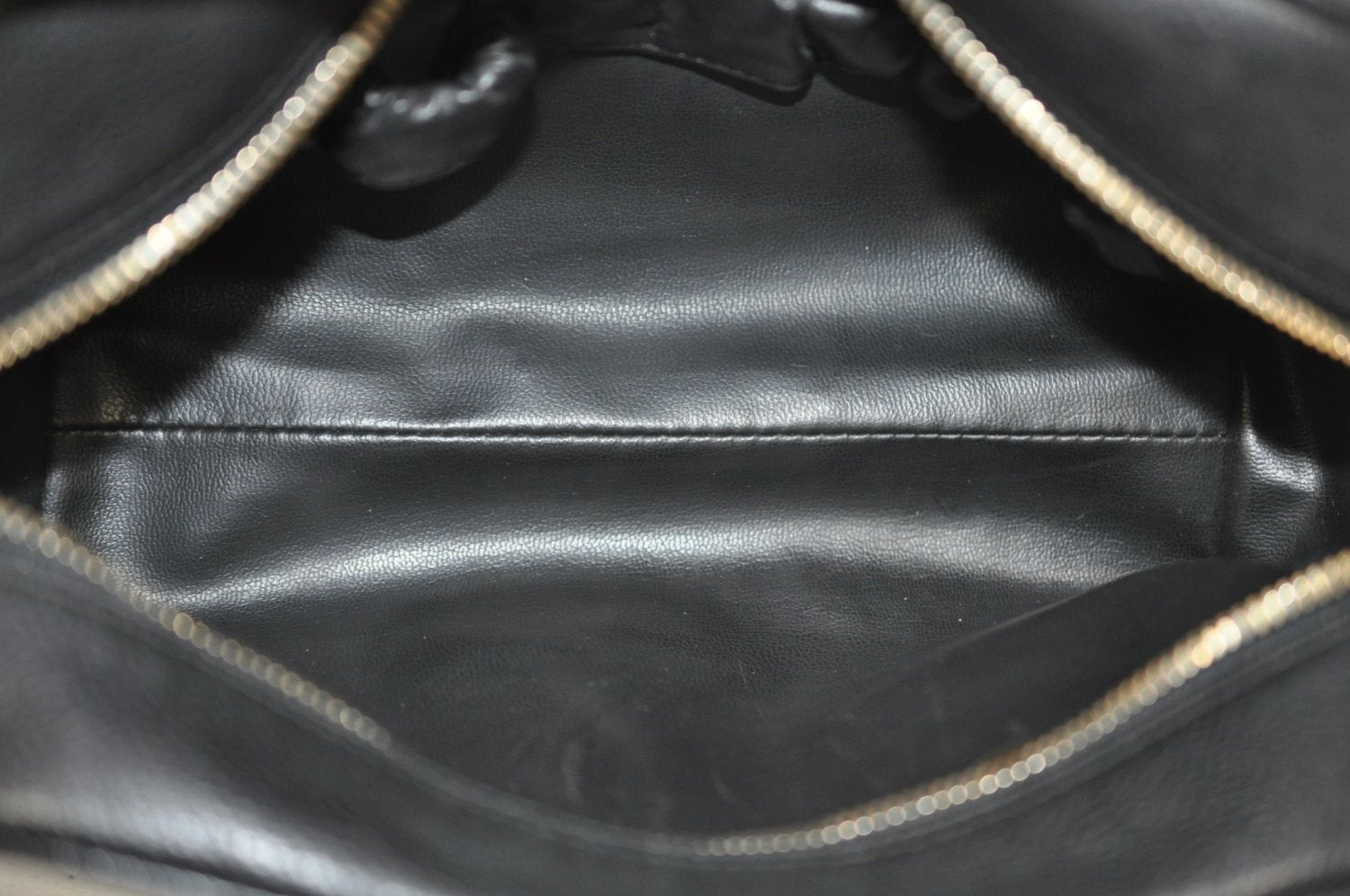 Authentic CHANEL Caviar Skin CC Logo Cosmetic Pouch Purse Black L0257
