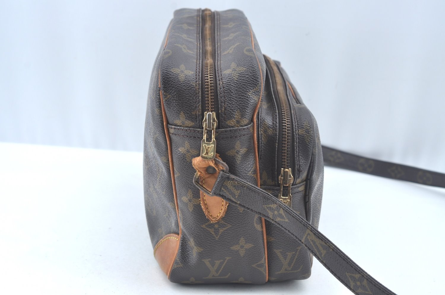 Authentic Louis Vuitton Monogram Nile Shoulder Cross Body Bag Old Model LV L0307