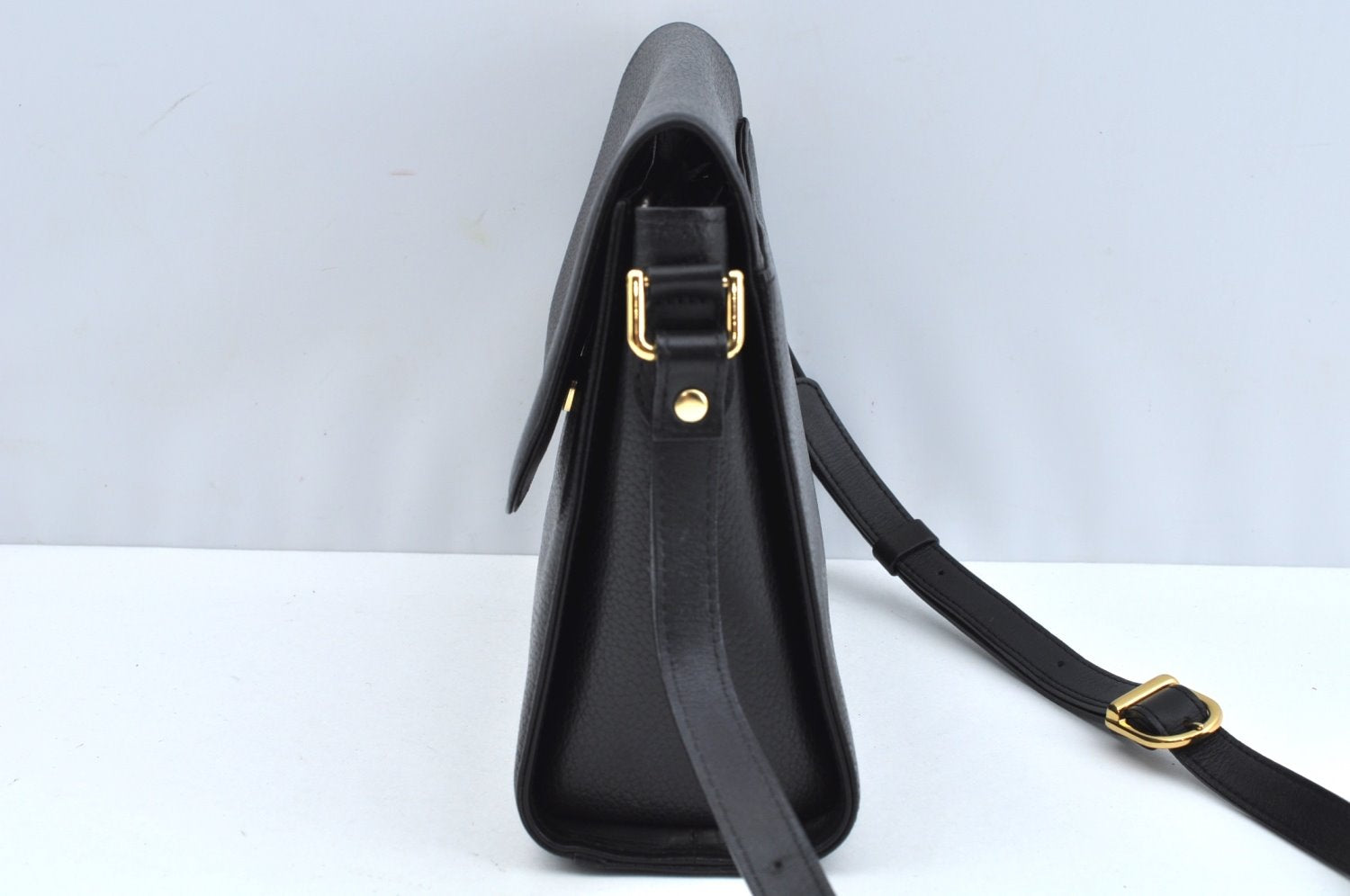 Authentic Burberrys Vintage Leather Shoulder Cross Body Bag Purse Black L0396