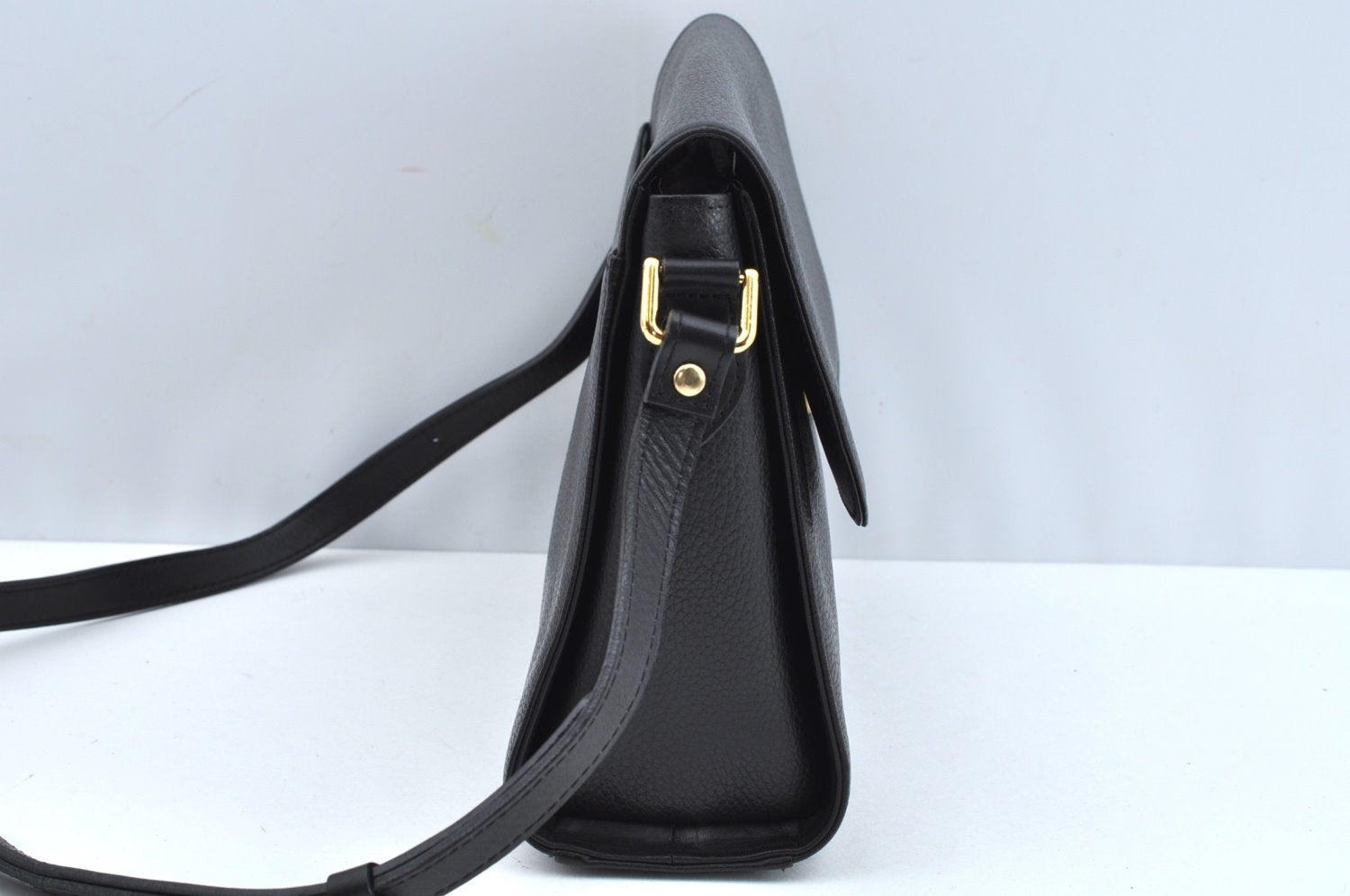 Authentic Burberrys Vintage Leather Shoulder Cross Body Bag Purse Black L0396