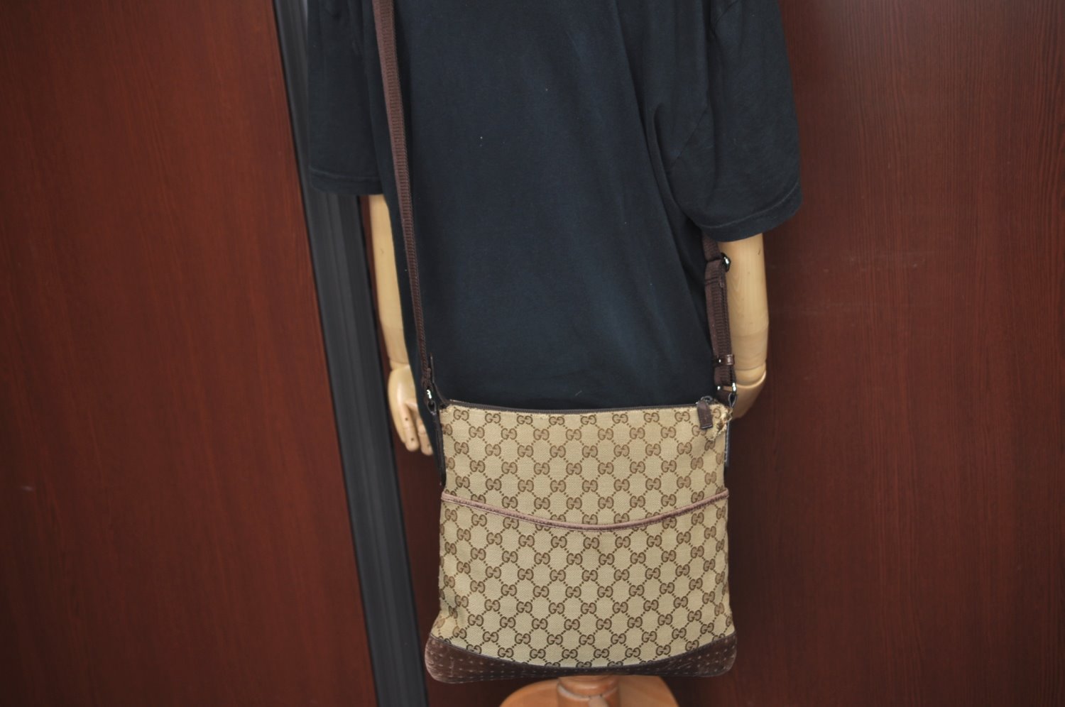 Authentic GUCCI Shoulder Cross Body Bag Purse GG Canvas Leather Brown L0473