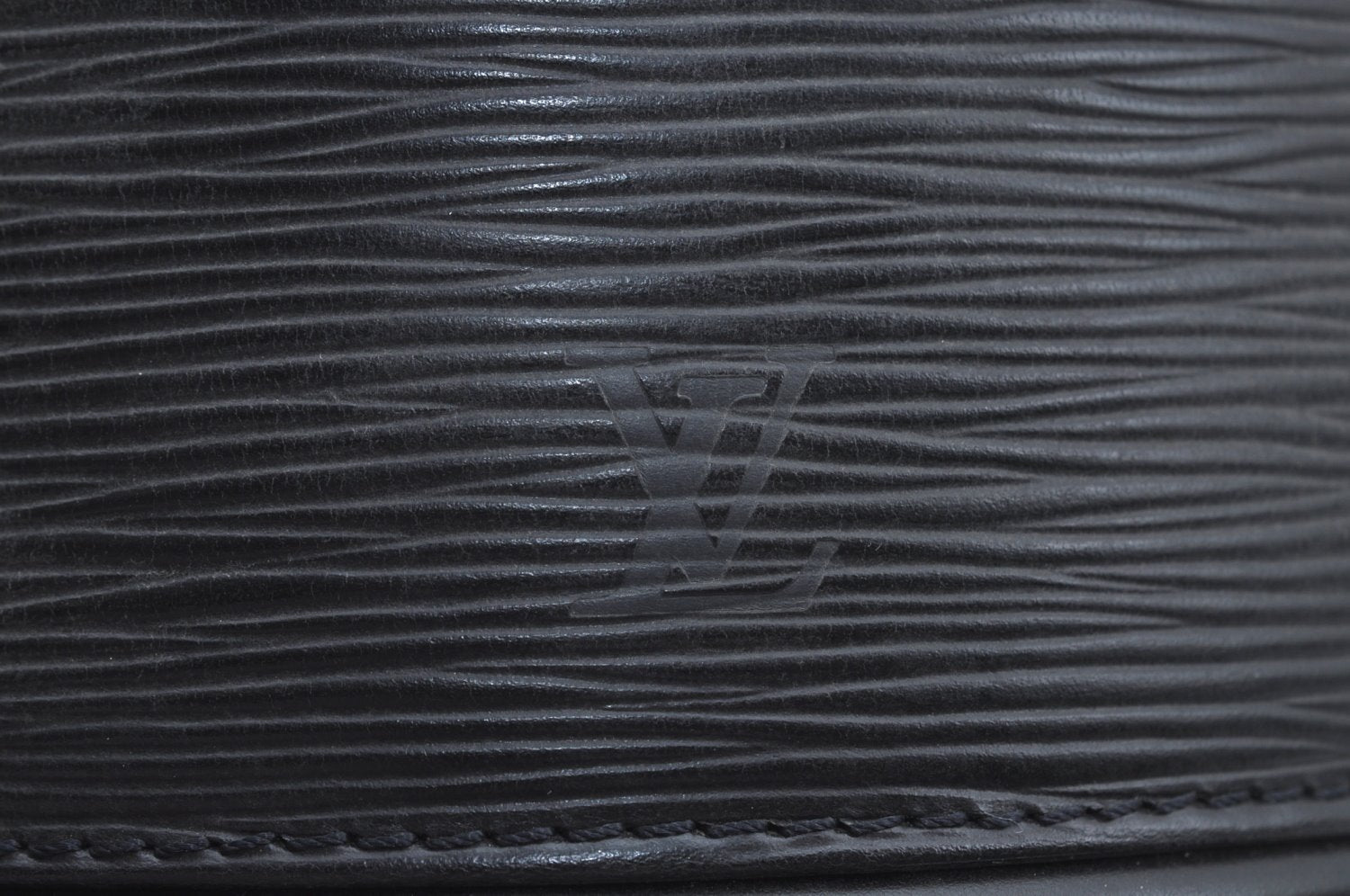 Authentic Louis Vuitton Epi Cannes Cosmetic Hand Bag Purse Black M48032 LV L0519