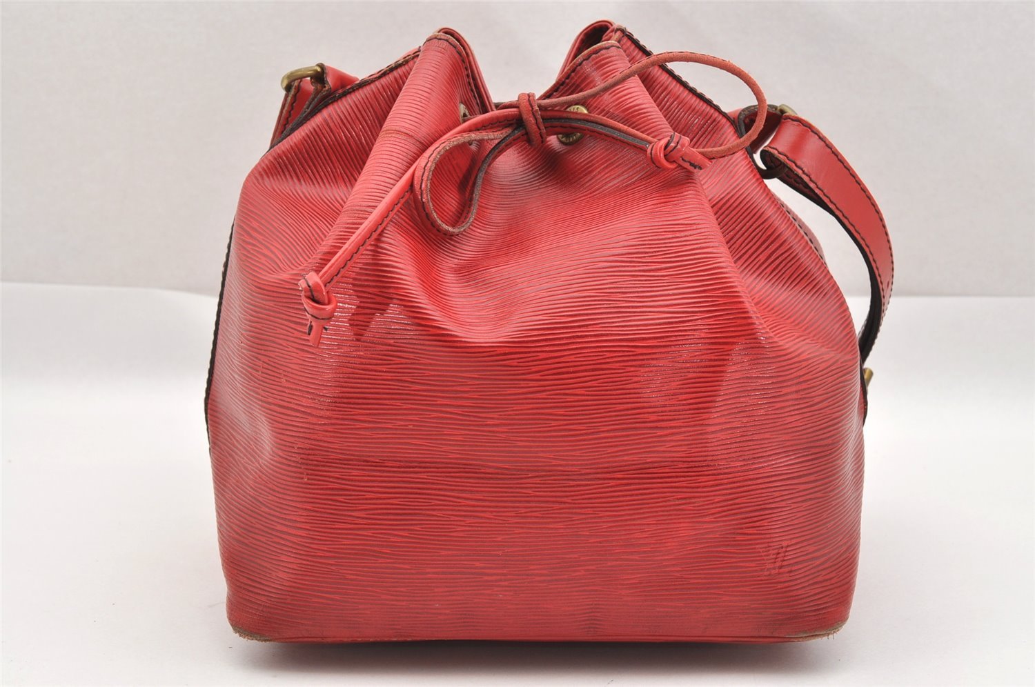 Authentic Louis Vuitton Epi Petit Noe Shoulder Drawstring Bag M44107 Red 1366I