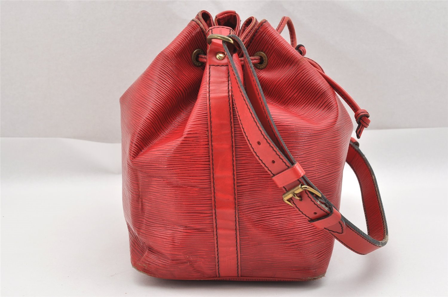 Authentic Louis Vuitton Epi Petit Noe Shoulder Drawstring Bag M44107 Red 1366I