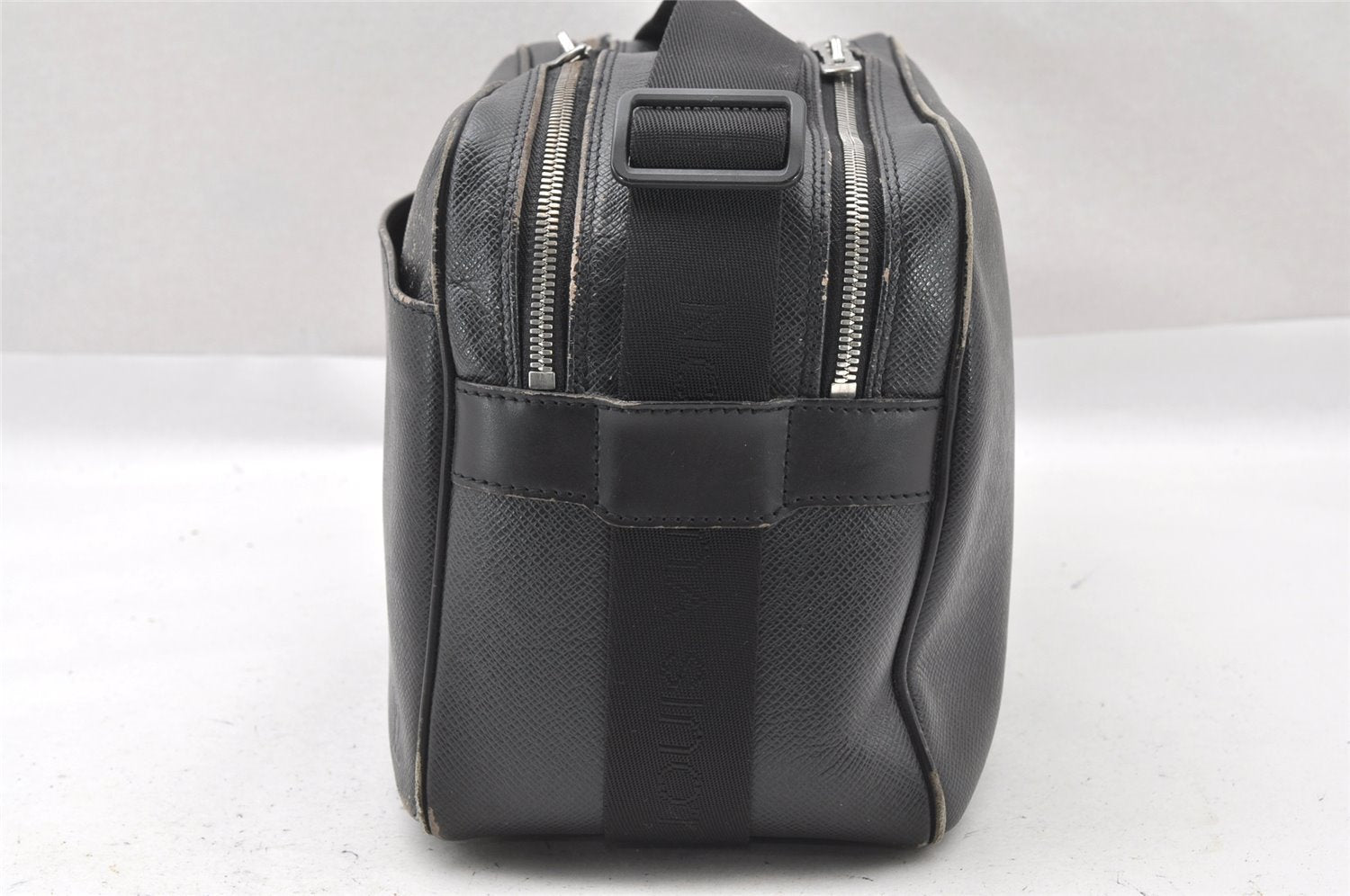 Auth Louis Vuitton Taiga Reporter PM Shoulder Cross Bag Black M30152 LV 1494I