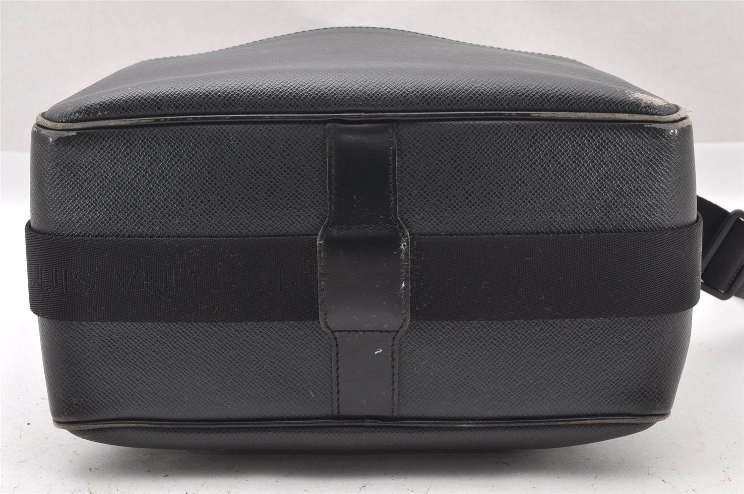 Auth Louis Vuitton Taiga Reporter PM Shoulder Cross Bag Black M30152 LV 1494I