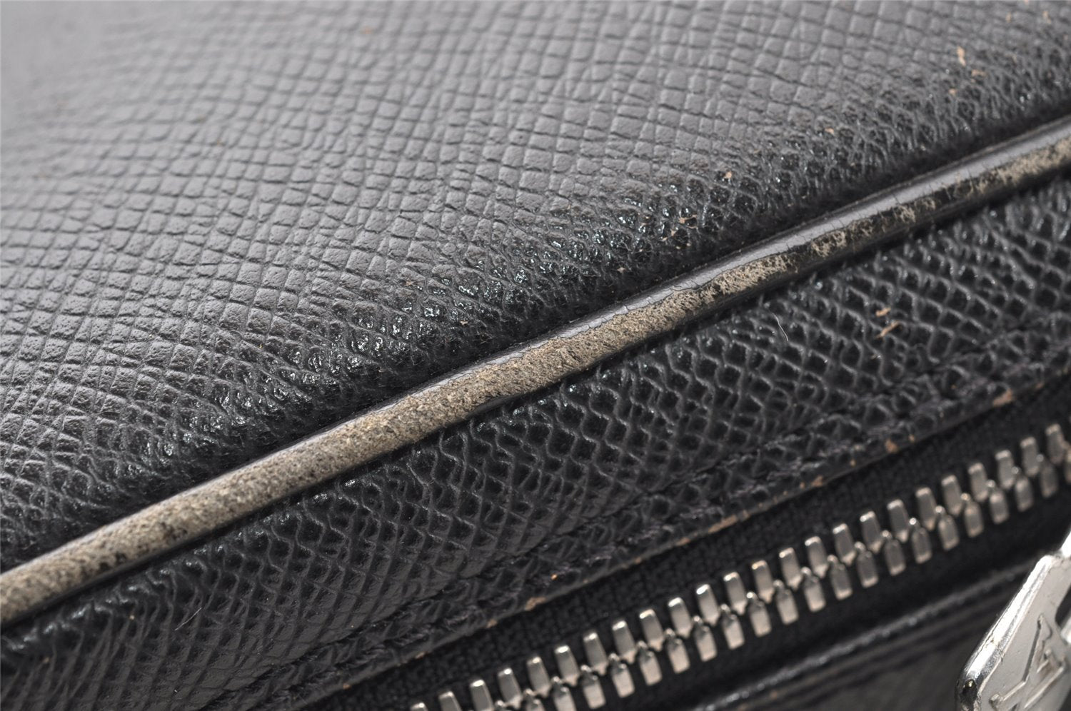 Auth Louis Vuitton Taiga Reporter PM Shoulder Cross Bag Black M30152 LV 1494I