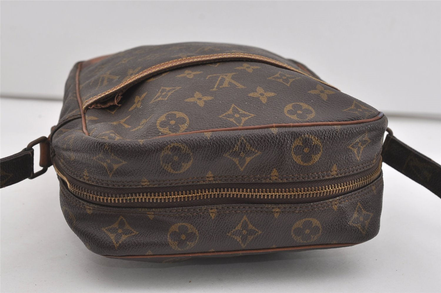 Authentic Louis Vuitton Monogram Danube MM Shoulder Cross Bag M45264 LV 1549I