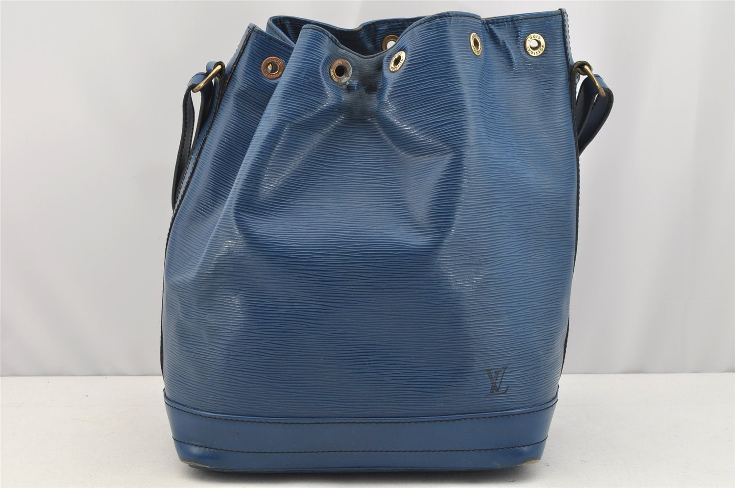 Authentic Louis Vuitton Epi Noe Shoulder Drawstring Bag Blue M44005 LV 1872I