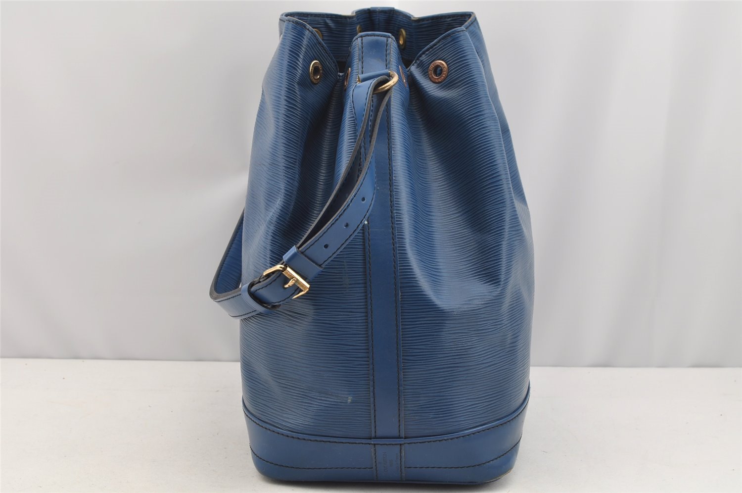 Authentic Louis Vuitton Epi Noe Shoulder Drawstring Bag Blue M44005 LV 1872I