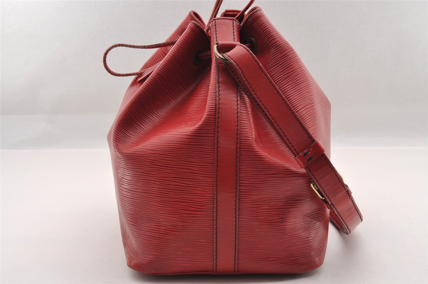 Authentic Louis Vuitton Epi Petit Noe Shoulder Drawstring Bag M44107 Red 2086I
