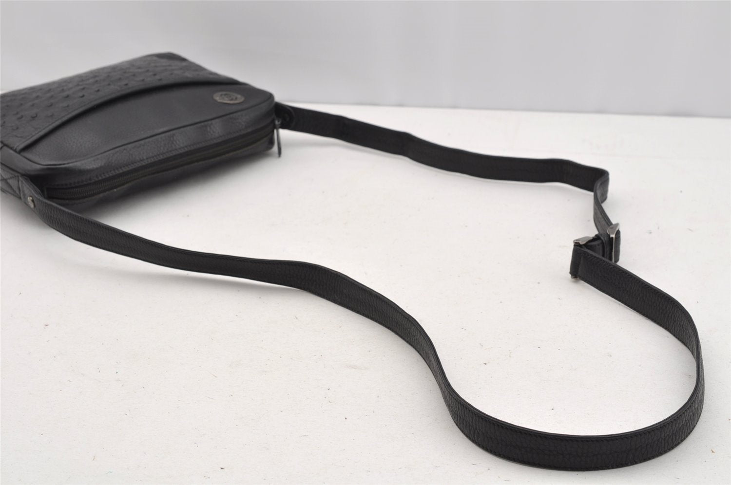 Authentic GUCCI Leather Shoulder Cross Body Bag Purse Black 2145I