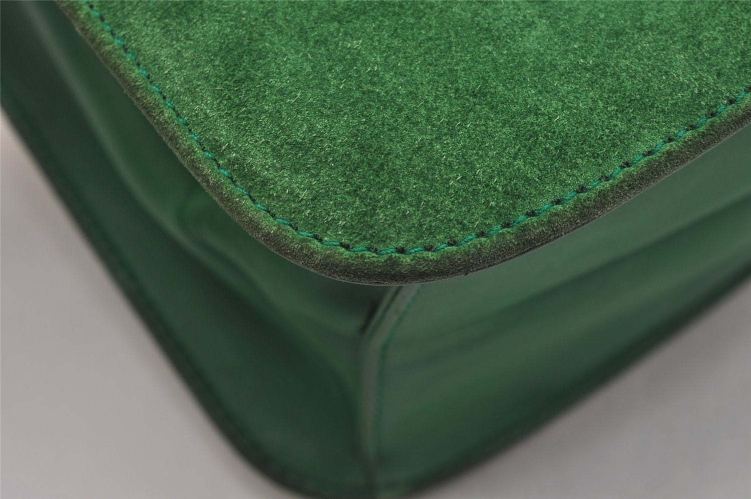 Authentic GUCCI Animalier Tiger Shoulder Crossbody Bag Suede Leather Green 2163I