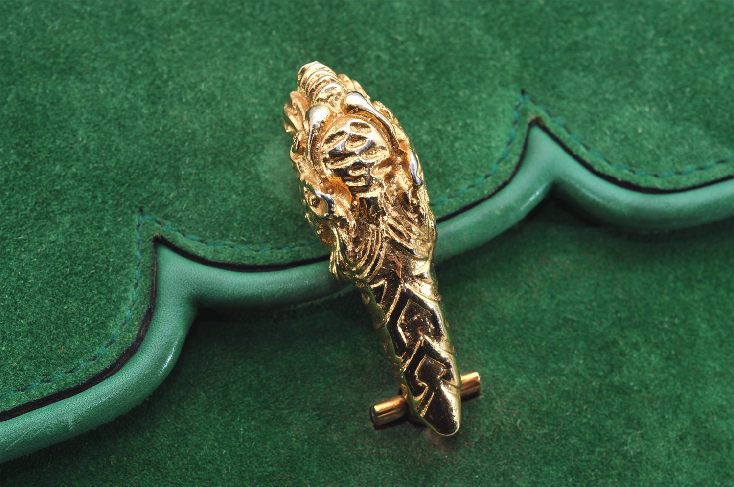 Authentic GUCCI Animalier Tiger Shoulder Crossbody Bag Suede Leather Green 2163I