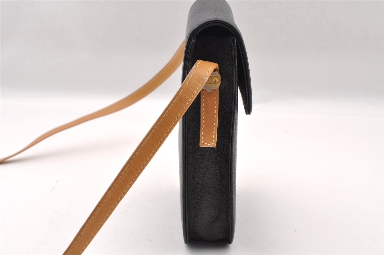 Authentic GUCCI Vintage Shoulder Cross Body Bag Purse Leather Black 2189I