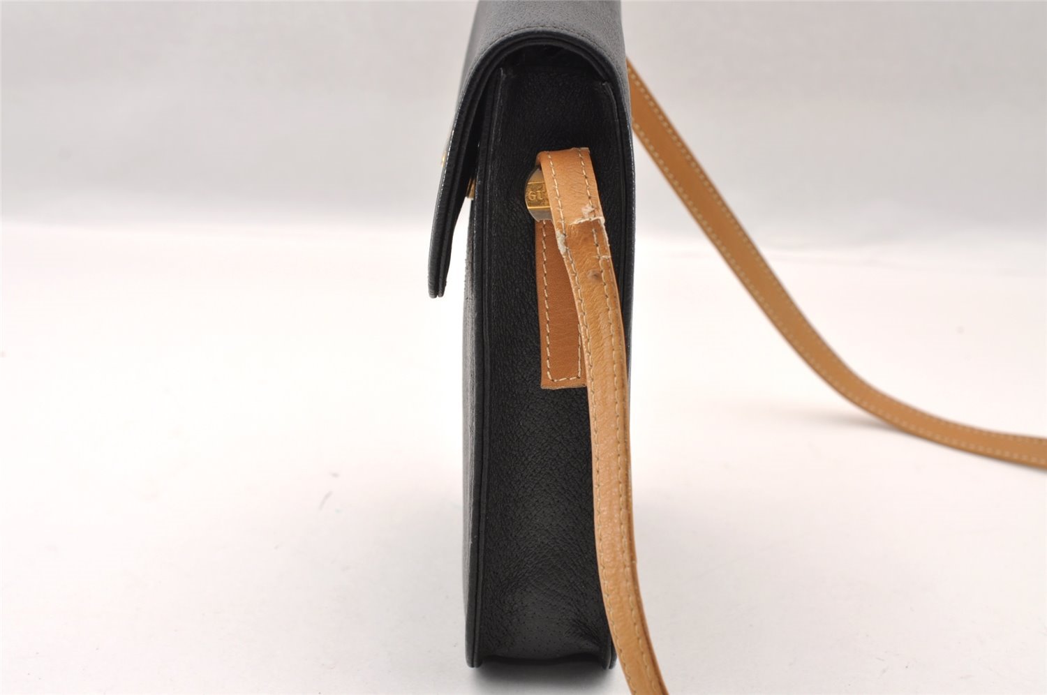 Authentic GUCCI Vintage Shoulder Cross Body Bag Purse Leather Black 2189I