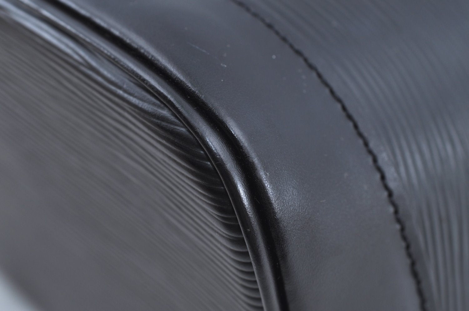 Authentic Louis Vuitton Epi Alma PM Hand Bag Black M40302 LV 2193G