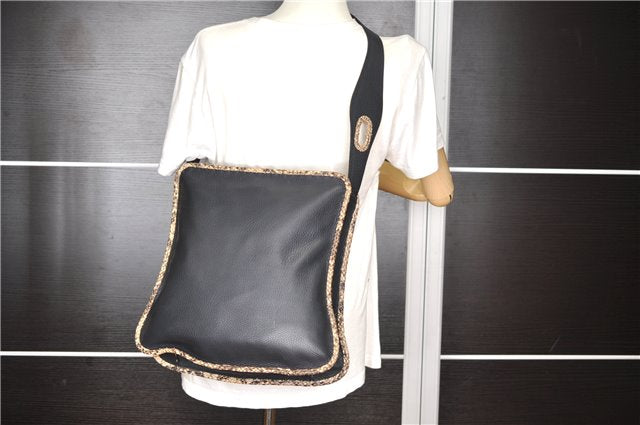 Authentic FENDI Selleria Vintage Shoulder Bag Purse Leather Black 2226G