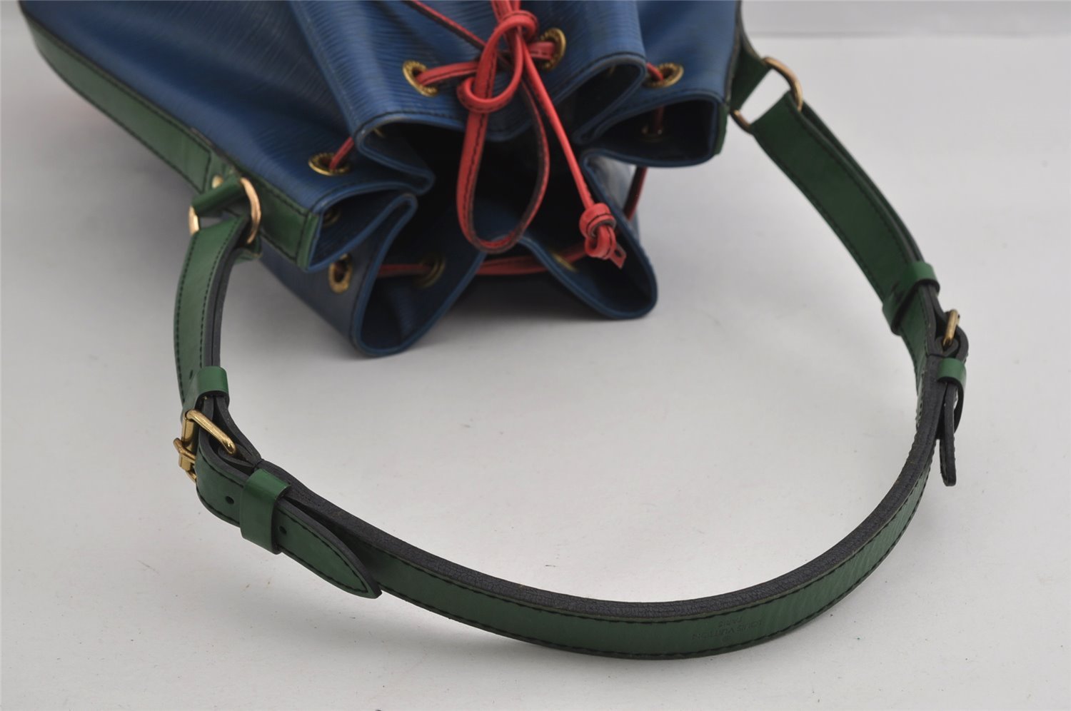 Auth Louis Vuitton Epi Noe Tricolor Blue Red Green M44082 Drawstring Bag 2421I