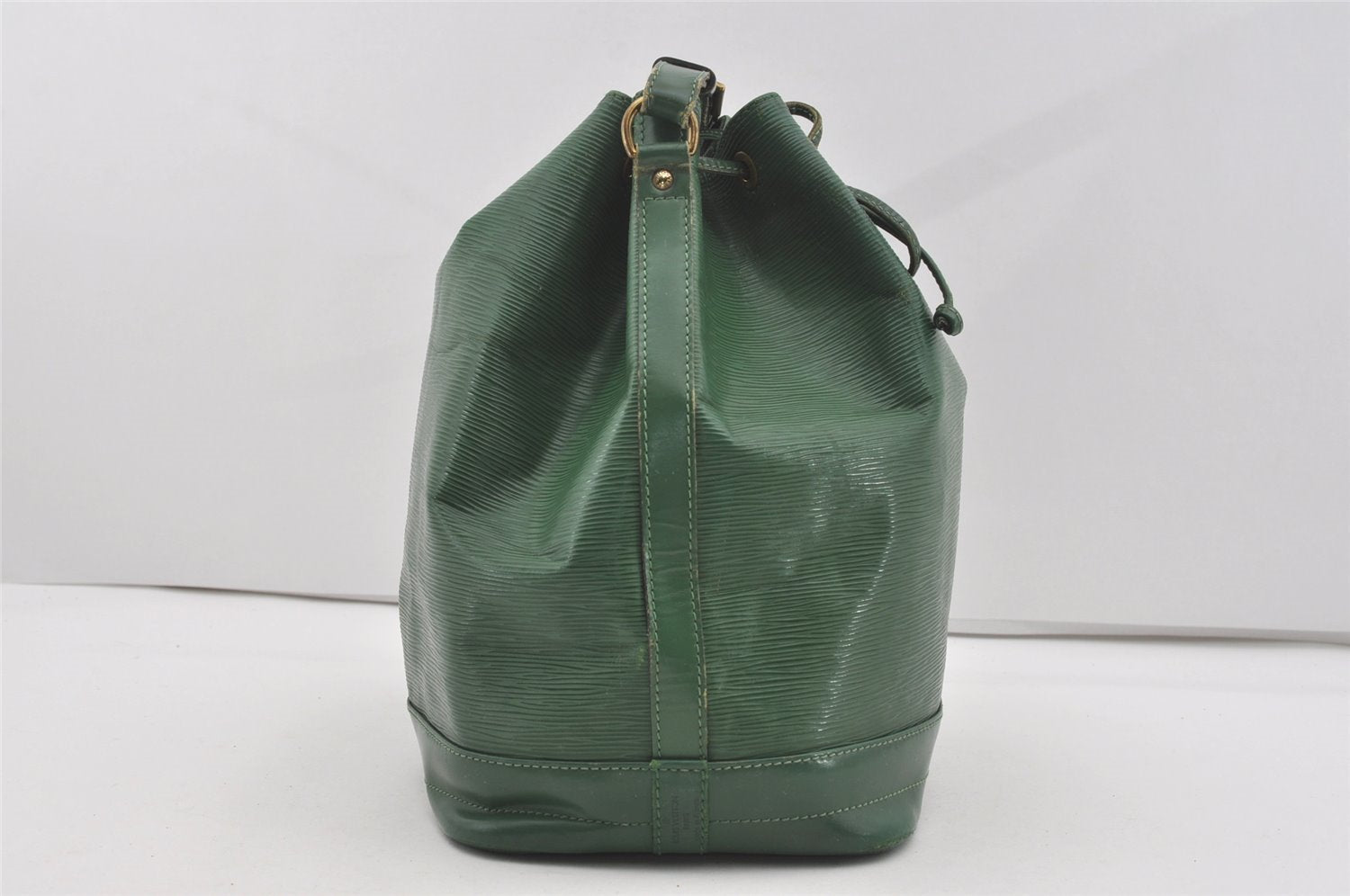 Authentic Louis Vuitton Epi Noe Shoulder Drawstring Bag Green M44004 LV 2591I