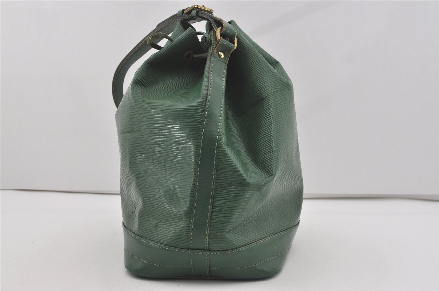 Authentic Louis Vuitton Epi Noe Shoulder Drawstring Bag Green M44004 LV 2591I