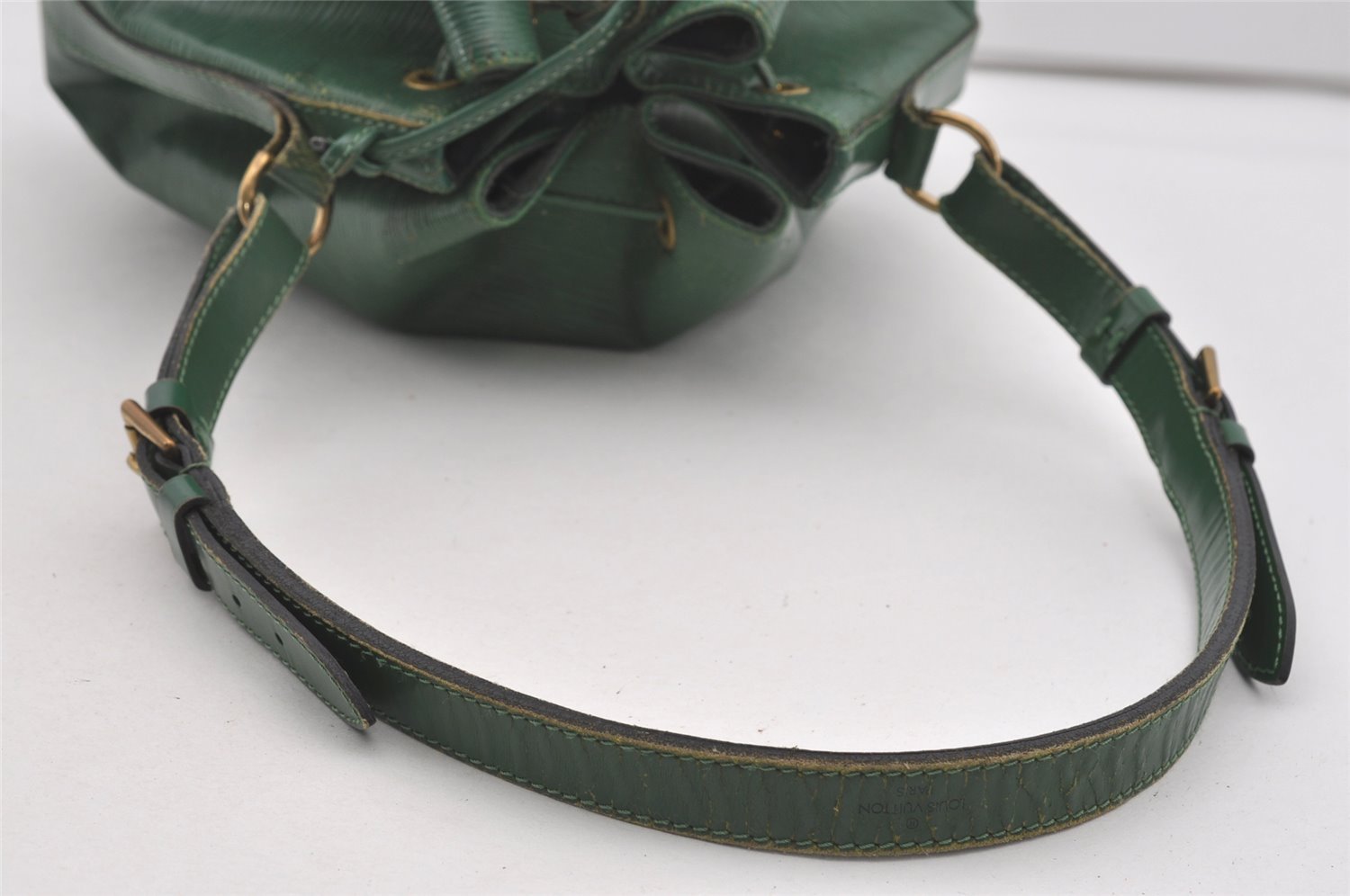 Authentic Louis Vuitton Epi Noe Shoulder Drawstring Bag Green M44004 LV 2591I