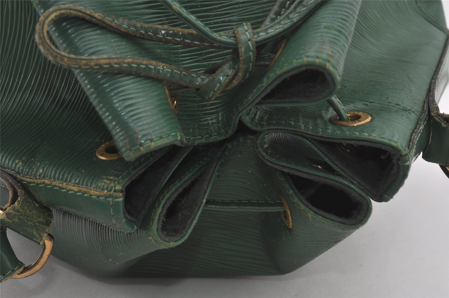 Authentic Louis Vuitton Epi Noe Shoulder Drawstring Bag Green M44004 LV 2591I