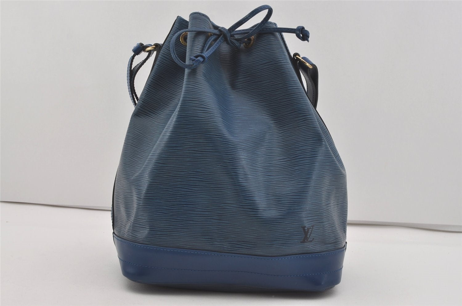 Authentic Louis Vuitton Epi Noe Shoulder Drawstring Bag Blue M44005 LV 2650I