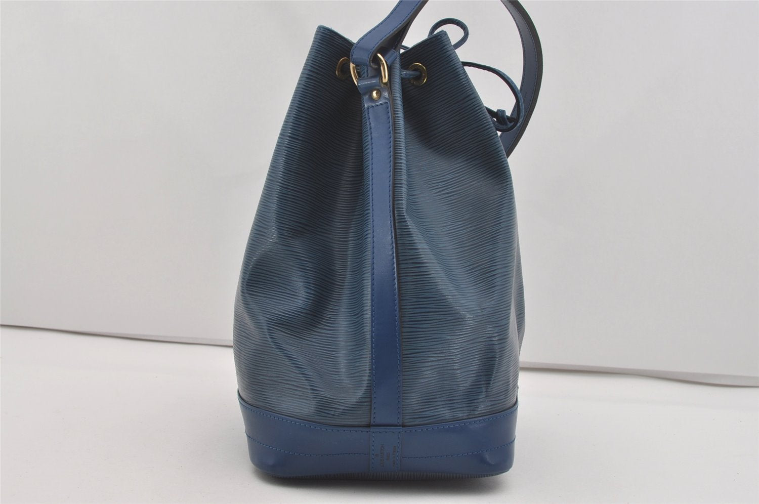 Authentic Louis Vuitton Epi Noe Shoulder Drawstring Bag Blue M44005 LV 2650I