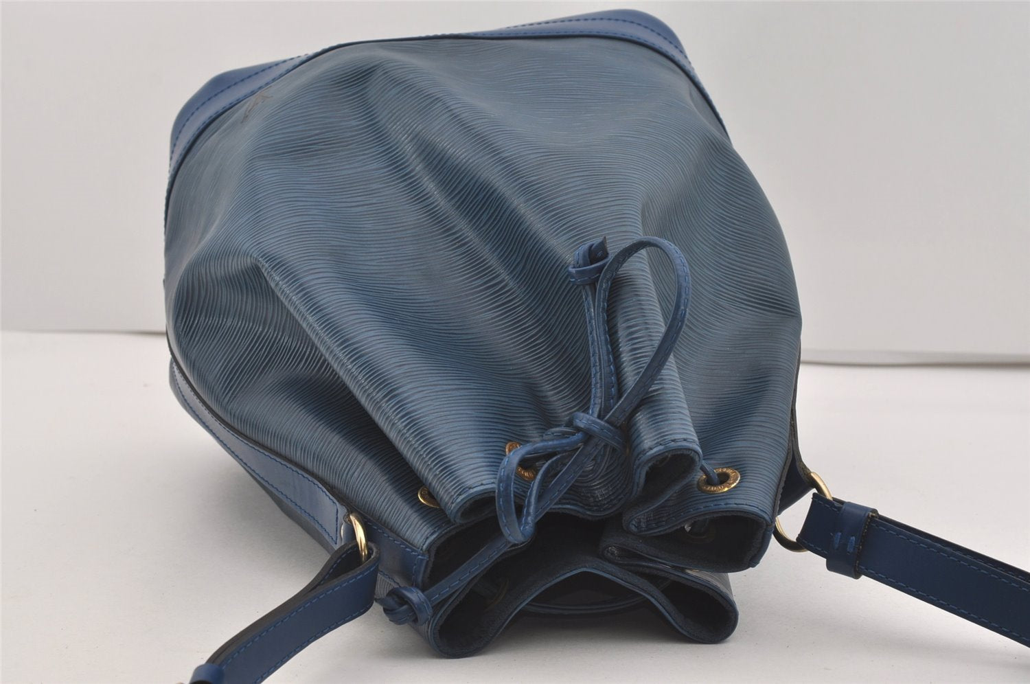 Authentic Louis Vuitton Epi Noe Shoulder Drawstring Bag Blue M44005 LV 2650I