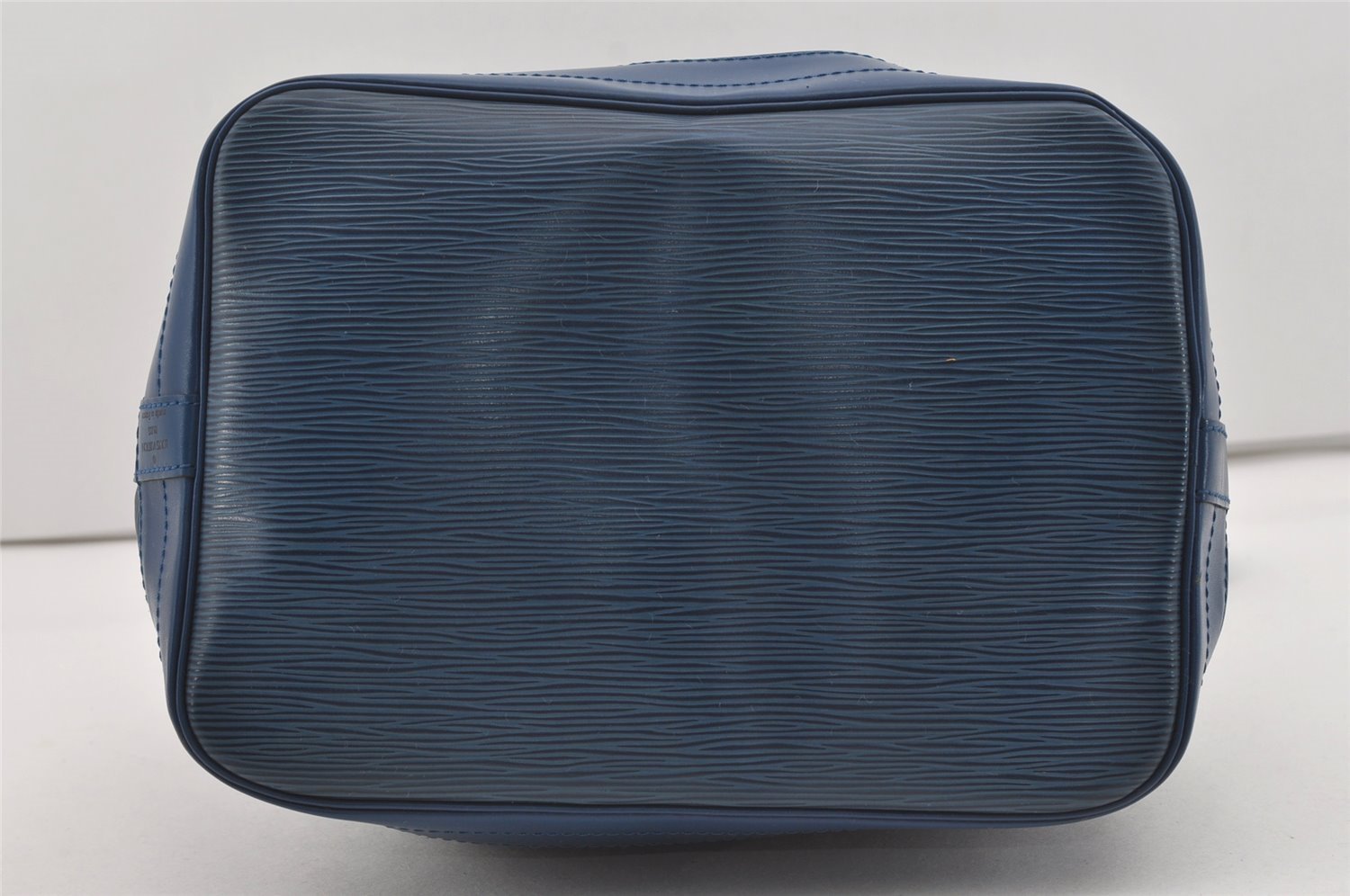 Authentic Louis Vuitton Epi Noe Shoulder Drawstring Bag Blue M44005 LV 2650I