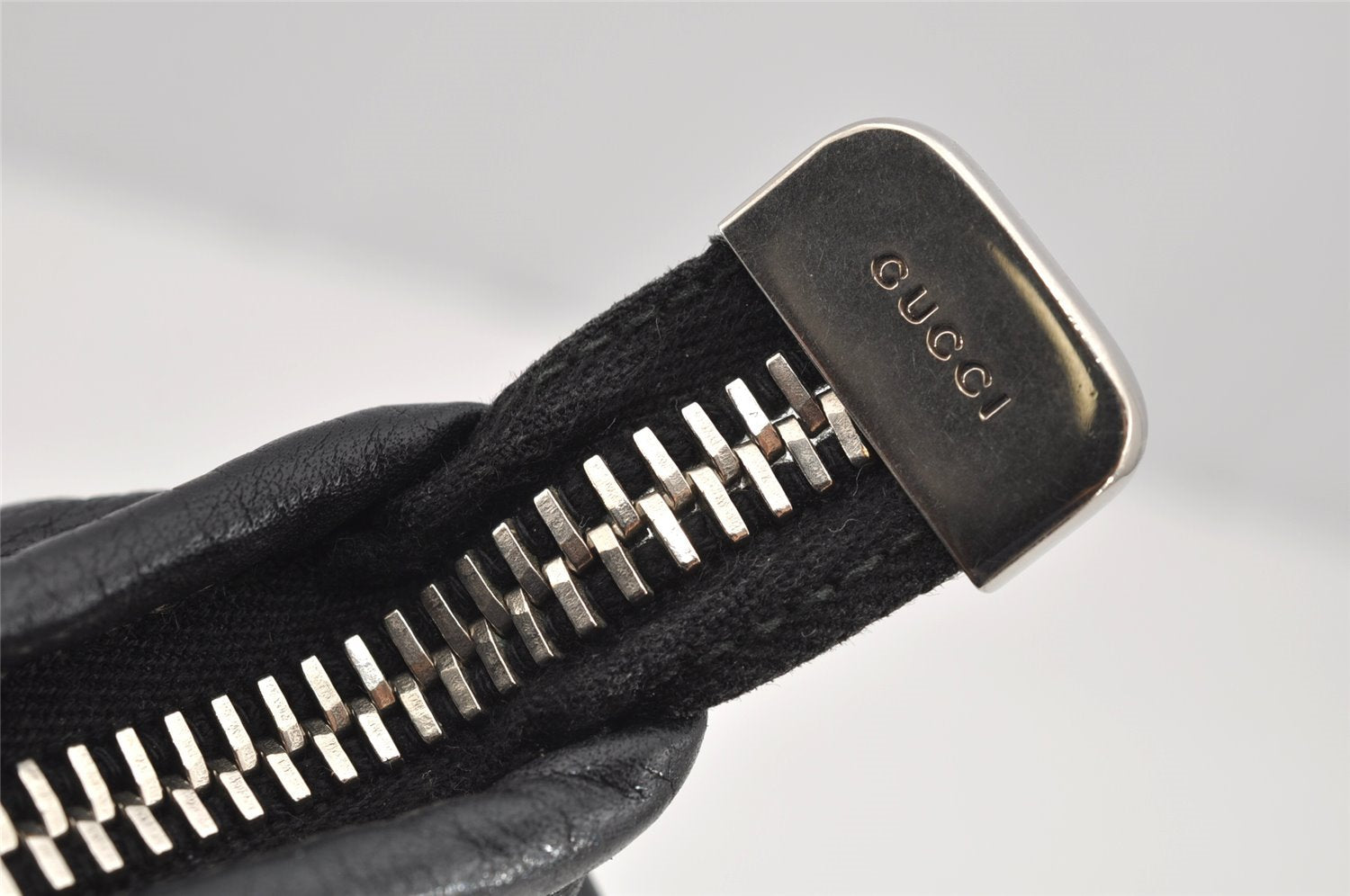 Authentic GUCCI Hysteria Vintage Shoulder Cross Body Bag Leather Black 2668I