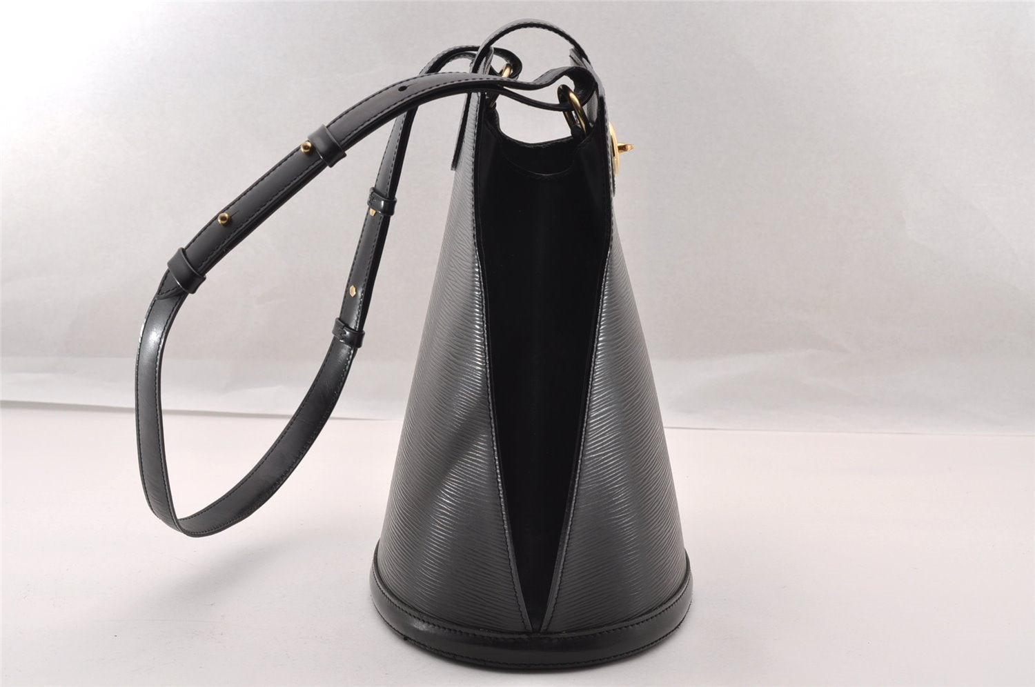 Authentic Louis Vuitton Epi Cluny Shoulder Bag Purse Black M52252 LV 2705I