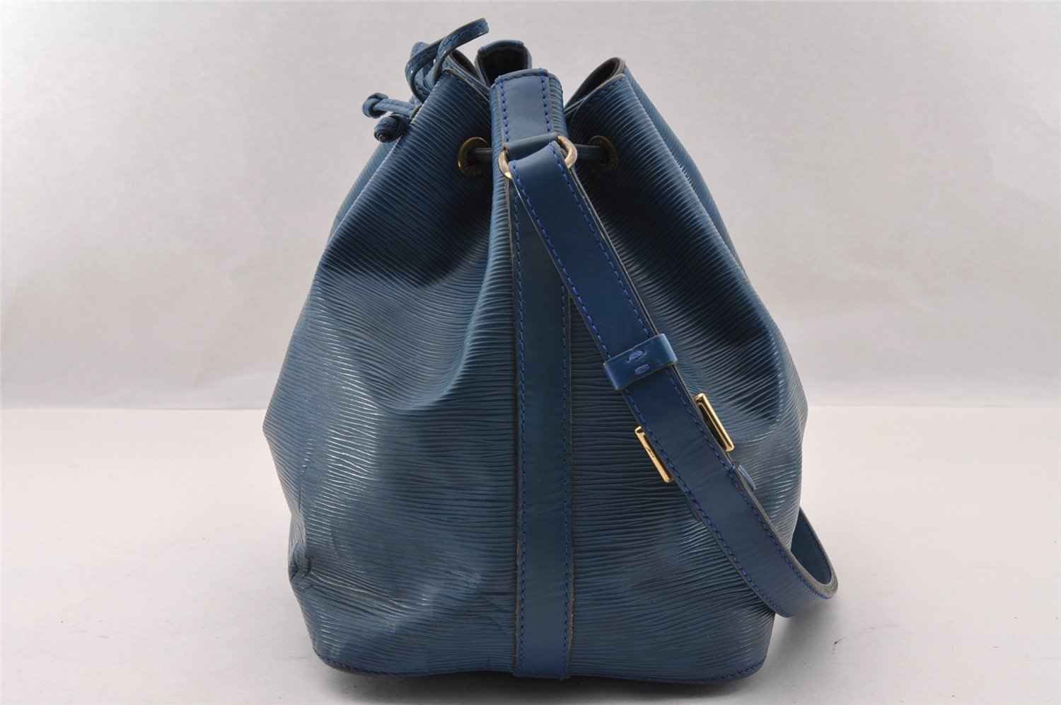 Authentic Louis Vuitton Epi Petit Noe Shoulder Drawstring Bag M44105 Blue 2796I
