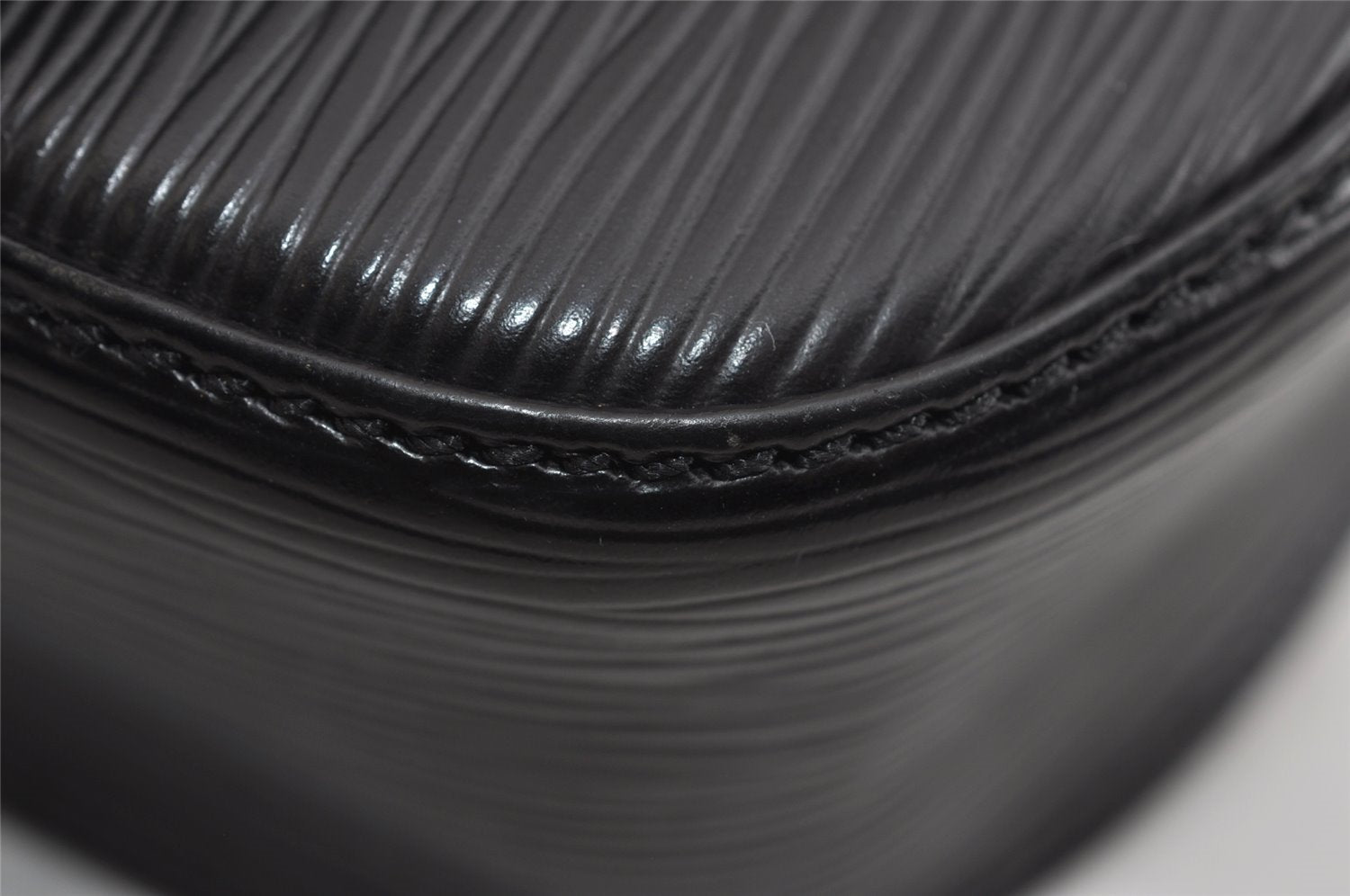 Authentic Louis Vuitton Epi Saint Cloud PM Shoulder Bag Black M52212 LV 2817I