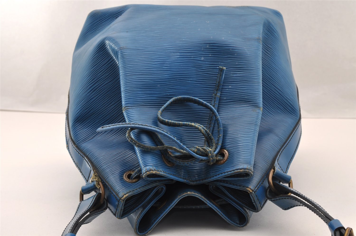 Authentic Louis Vuitton Epi Petit Noe Drawstring Bag M44105 Blue Junk 2990I