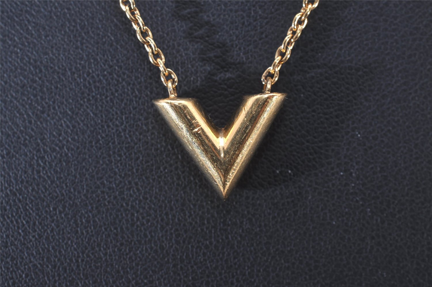 Authentic Louis Vuitton Essential V Gold Chain Pendant Necklace M61083 LV 3156I