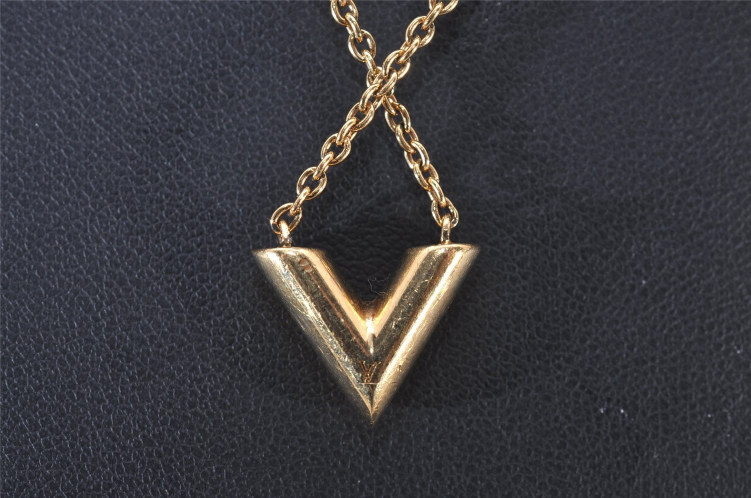 Authentic Louis Vuitton Essential V Gold Chain Pendant Necklace M61083 LV 3156I