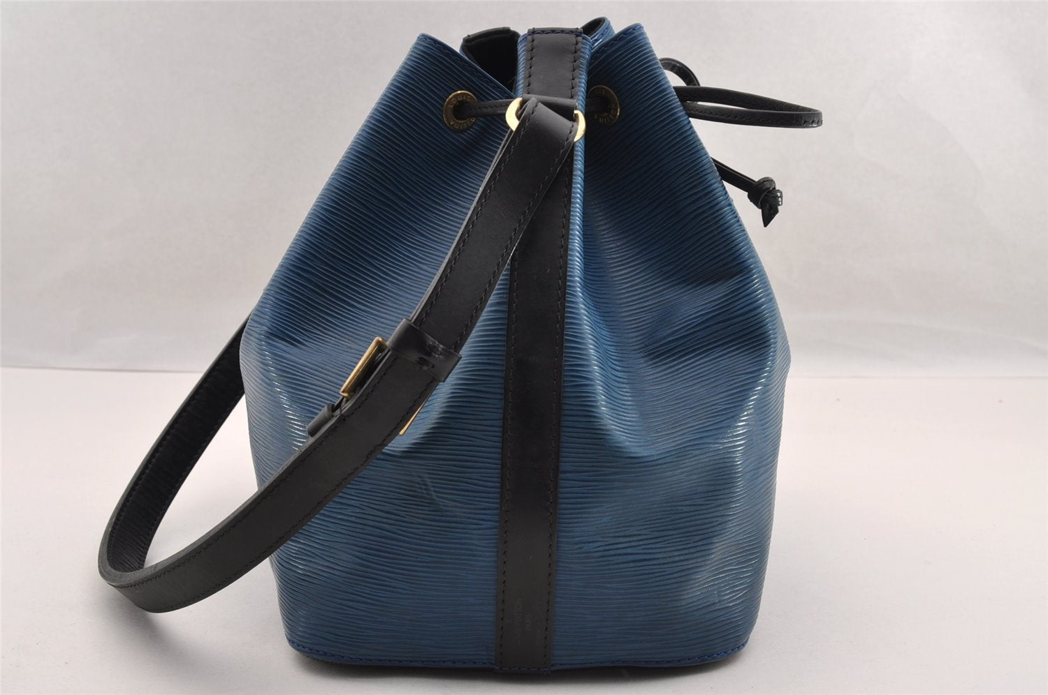 Authentic Louis Vuitton Epi Petit Noe Bi-color Blue x Black Drawstring Bag 3249I