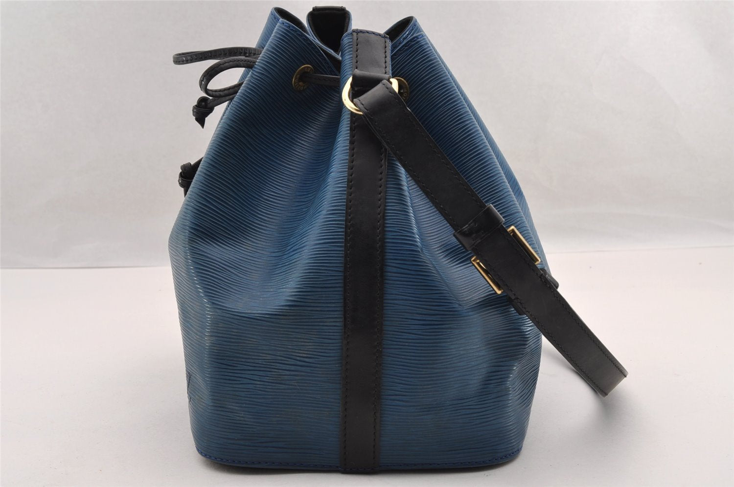 Authentic Louis Vuitton Epi Petit Noe Bi-color Blue x Black Drawstring Bag 3249I