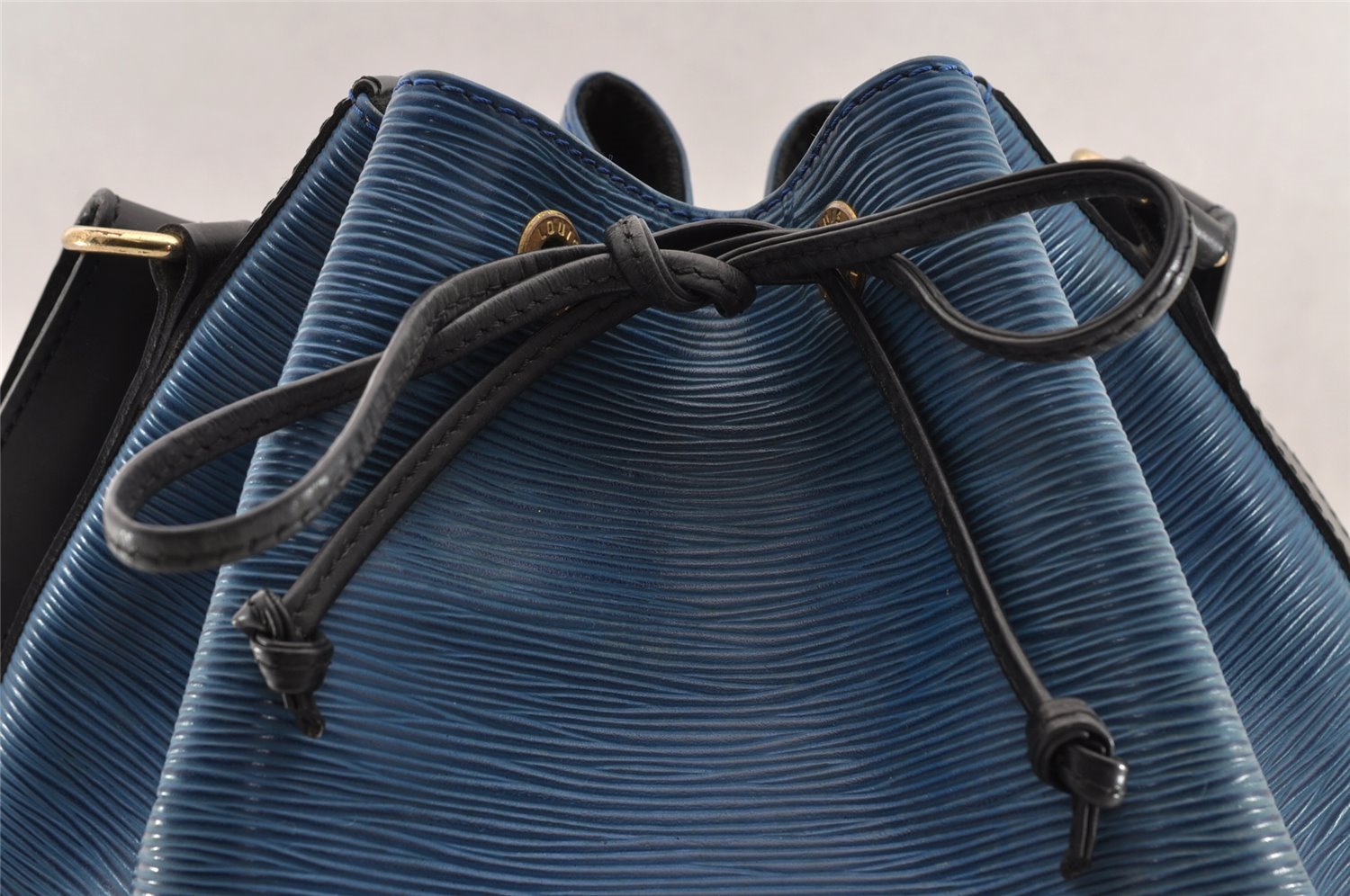 Authentic Louis Vuitton Epi Petit Noe Bi-color Blue x Black Drawstring Bag 3249I