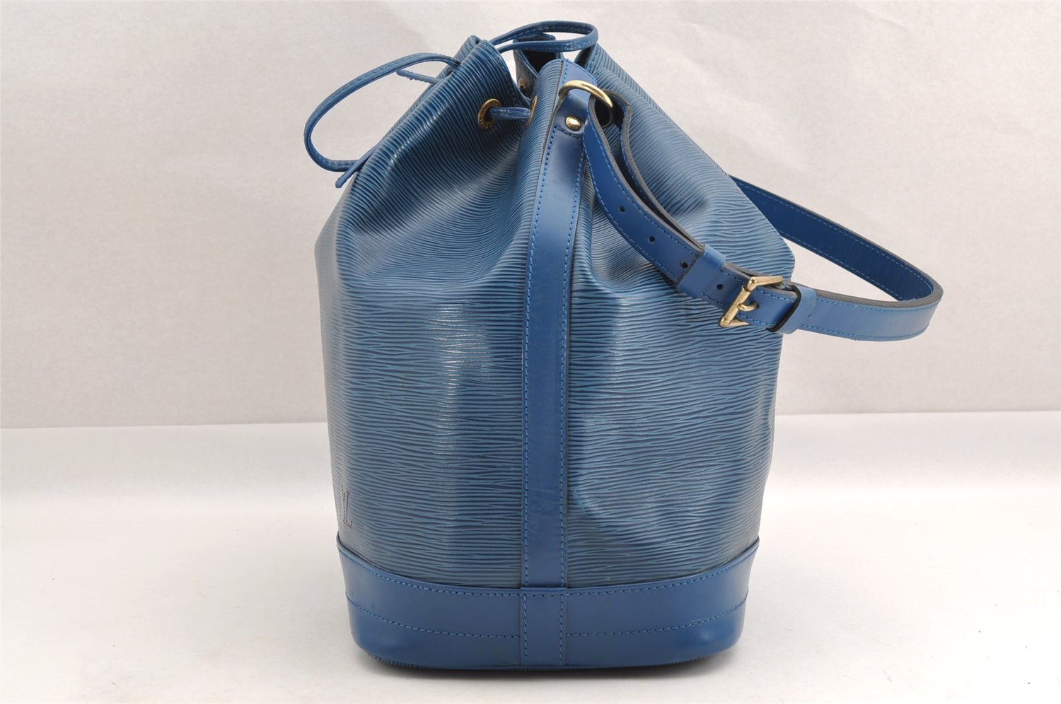 Authentic Louis Vuitton Epi Noe Shoulder Drawstring Bag Blue M44005 LV 3622I