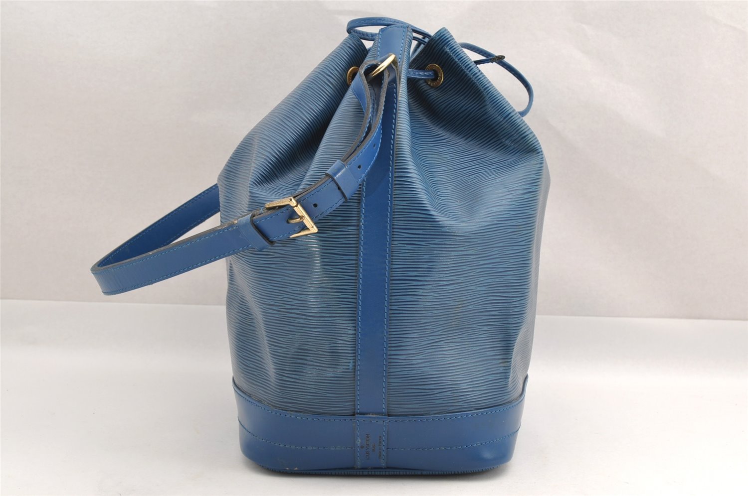 Authentic Louis Vuitton Epi Noe Shoulder Drawstring Bag Blue M44005 LV 3622I