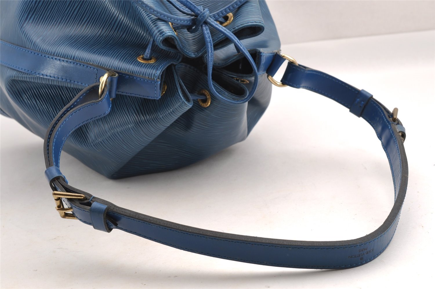 Authentic Louis Vuitton Epi Noe Shoulder Drawstring Bag Blue M44005 LV 3622I