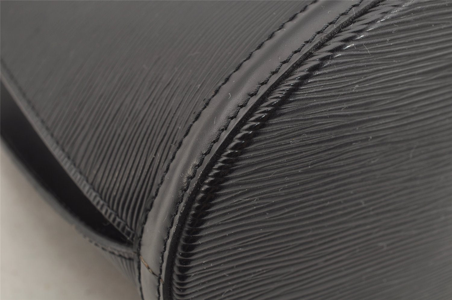 Authentic Louis Vuitton Epi Cluny Shoulder Bag Purse Black M52252 LV 3646I