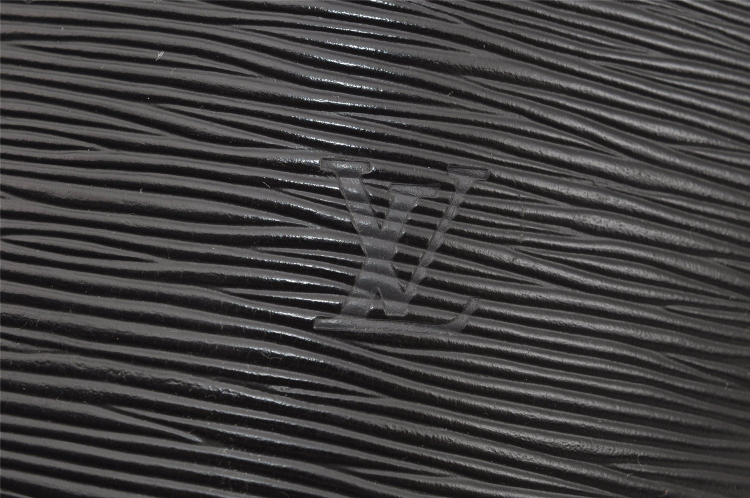 Authentic Louis Vuitton Epi Cluny Shoulder Bag Purse Black M52252 LV 3646I