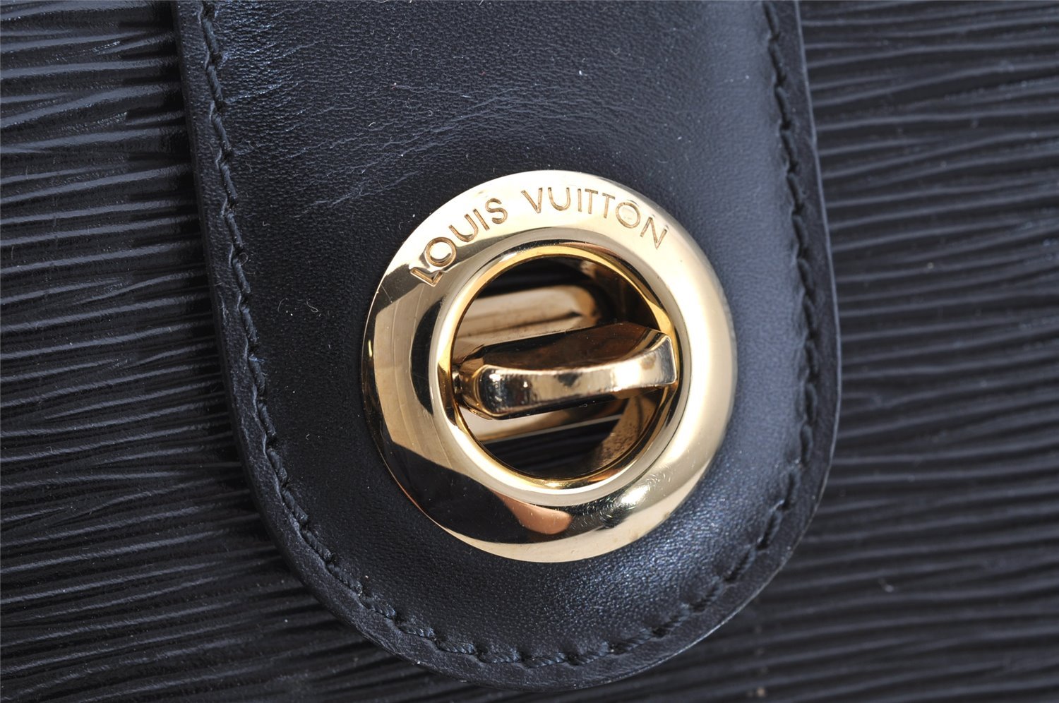 Authentic Louis Vuitton Epi Cluny Shoulder Bag Purse Black M52252 LV 3646I