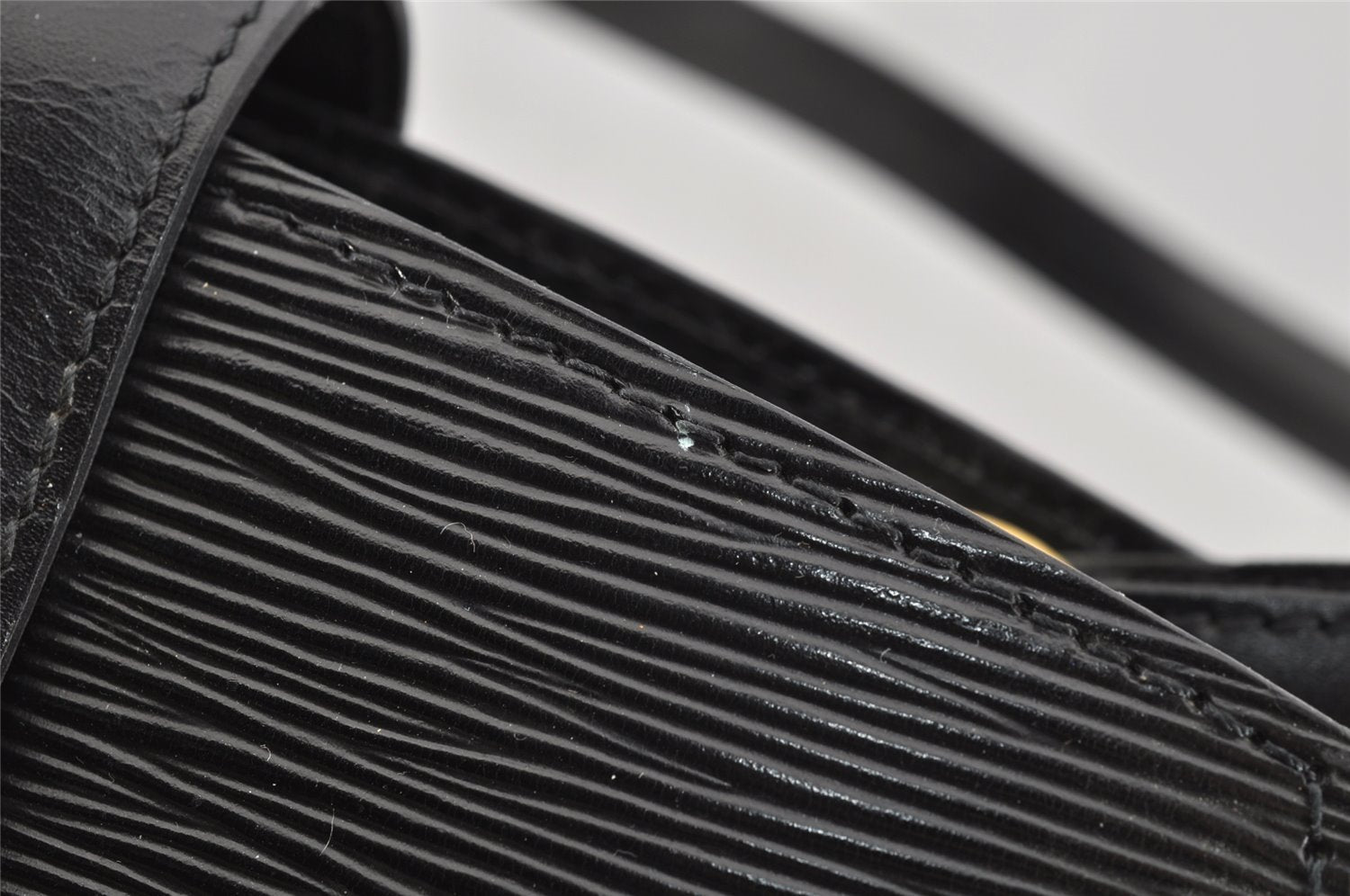 Authentic Louis Vuitton Epi Cluny Shoulder Bag Purse Black M52252 LV 3646I